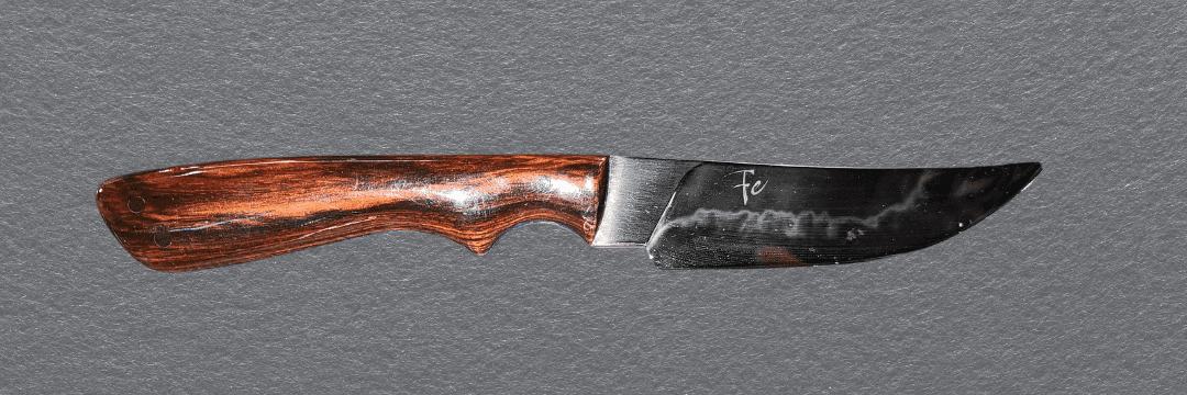 Custom blade with patterned handle material