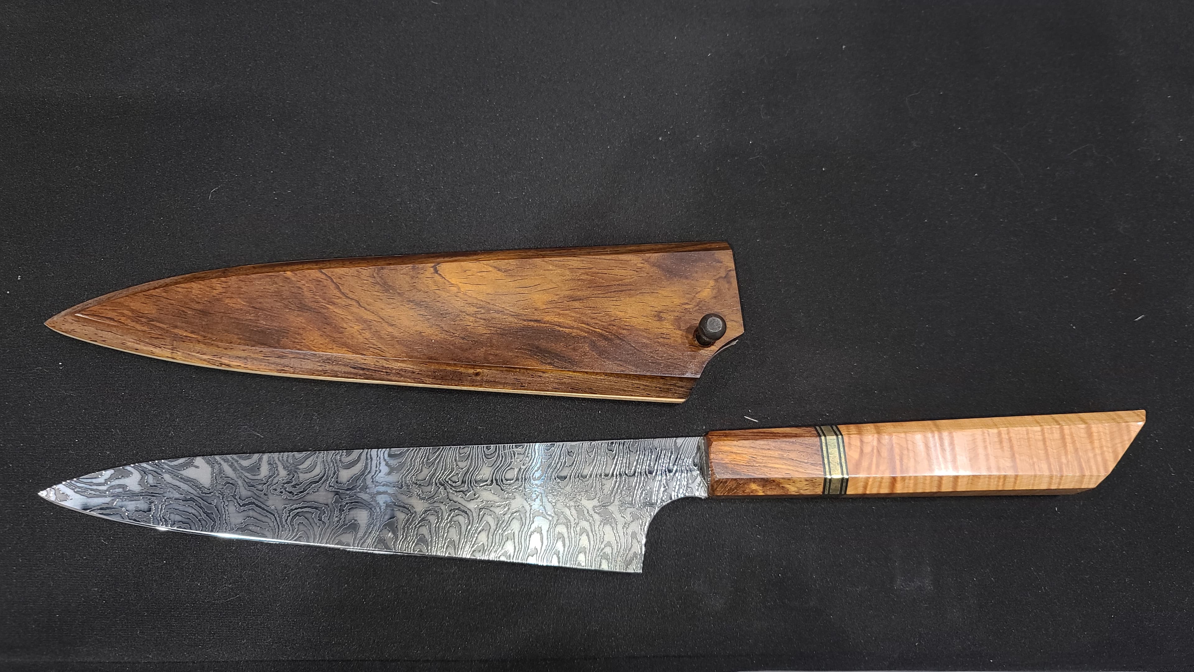 San Mai blade construction — hard core steel sandwiched in softer steel